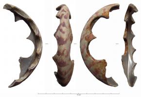 RCO-9001 - Rebut de fabrication
coquillage
Test de gastéropode, dans la paroi duquel ont été extraits, par un mouvement rotatif, plusieurs rondelles d'un diamètre de  21,5mm d'un côté, 25,5mm de l'autre. Il s'agit probablement d'un rebut de fabrication de boutons de nacre.