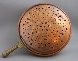 RHD-9003 - Bassinoire
cuivre
Bassin en cuivre avec un couvercle amovible ajouré de manière décorative, et équipé d'une douille pour un manche latéral.