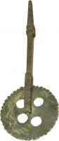 RPA-8001 - Roulette à décorer
bronze
Roulette discoïdale mobile autour d'un axe central passé dans une fourche qui se prolonge par un manche carré portant une moulure centrale ; roulette crantée uniquement en périphérie, ajourée de cercles disposés symétriquement par rapport à l'axe, ou à rayons.