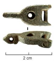RRL-7004 - Fermoir de reliure
bronze
Fermoir composé d'une patte coulée, en forme d'œillet articulée sur une agrafe en tôle, qui peut être lisse ou ornée d'un motif estampée (Agneau pascal, la tête nimbée...). Deux rivets courts maintenaient cette agrafe sur l'ais de bois recouvert de peau.
