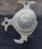 RRL-8002 - Renfort de reliure, bouillon ou boulon
bronze
Applique massive, en forme de bosse hémisphérique encadrée de trois ou quatre fleurs de lis, percées pour une fixation clouée aux angles, parfois seulement au centre.