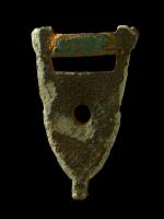 RRL-8012 - Fermoir de livre
bronze
Fermoir de forme ogivale ; base munie d'un bouton ; deux appendices latéraux en partie supérieure ; ouverture rectangulaire horizontale barrant la partie supérieure, au-dessus d'un ajour circulaire centrée.