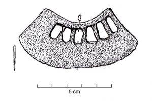 RSR-2005 - Rasoir à simple tranchant : type Chabestan
bronze
Rasoir aux tranchant et dos en arcs de cercle, souvent concentriques, sans anneau. La lame présente le long du dos, des ajours parfois triangulaires mais le plus souvent rectangulaires. Ce rasoir est coulé dans un moule univalve.