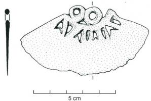 RSR-2011 - Rasoir à simple tranchant : type Unterstall / Poiseul
bronze
Rasoir à lame ajourée d'une rangée de motifs triangulaires, aux tranchant et dos en arcs de cercle, parfois concentriques. Le dos, souvent renforcé par une barrette qui peut être débordante, est surmonté de deux ou trois anneaux..