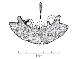 RSR-2015 - Rasoir à simple tranchant apparenté au type Endingen
bronze
Rasoir à un seul tranchant, à lame en segment de couronne, non ajourée; dos surmonté d'une série de trois anneaux; petites antennes latérales.