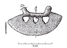 RSR-2017 - Rasoir à simple tranchant : type Blandas
bronze
Rasoir aux tranchant et dos en arcs de cercle, souvent concentriques, sans anneau. La lame présente le long du dos, des ajours triangulaires ou rectangulaires. Des antennes latérales prolongent le dos. Ce rasoir est coulé dans un moule univalve.