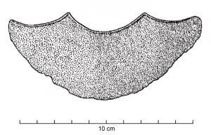 RSR-2018 - Rasoir à simple tranchant : type Dampierre
bronze
Rasoir à simple tranchant, sans anneau; lame non ajourée; tranchant et dos en arcs de cercle, souvent concentriques; bords concaves. Les angles compris entre le dos et les bords latéraux sont parfois coupés.