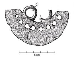 RSR-2020 - Rasoir à simple tranchant : type Saint-Pierre-Eynac
bronze
Rasoir à simple tranchant; lame en forme de croissant aux extrémités coupées, orné d' une série de petits ajours circulaires tout le long du dos; deux anneaux surmontent le dos.