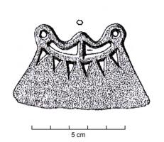 RSR-2021 - Rasoir à un seul tranchant : type Flörsheim
bronze
Rasoir à lame trapézoïdale, parfois ajourée (série de triangles le long du dos) ou décorée; tranchant droit ou légèrement convexe; dos concave renforcé souvent par un bourrelet et  surmonté par deux anneaux situés aux extrémités du dos et directement accolés à ce dernier. Les anneaux sont reliés entre eux par deux barrettes courbes, séparées par une tigelle perpendiculaire appuyée au dos et sur laquelle est souvent posé un troisième anneau central.
