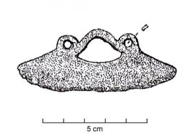RSR-2025 - Rasoir à simple tranchant : type Feldkirch, variante Bernissart
bronze
Rasoir à lame non ajourée, tranchant et dos en arcs de cercles plus ou moins marqués. Deux anneaux sont accolés aux extrémités du dos et sont reliés entre eux par une barrette courbe formant un arc au-dessus du dos.