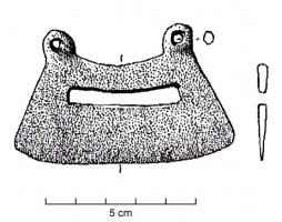 RSR-2031 - Rasoir à simple tranchant : apparenté au type Feldkirch
bronze
Rasoir à simple tranchant présentant les principales caractéristiques du type Feldkirch mais avec des ajours différents en forme ou en nombre, ou avec trois anneaux.