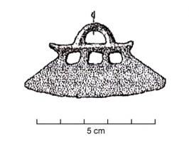 RSR-2034 - Rasoir à simple tranchant : type Quarante.
bronze
Rasoir à simple tranchant, à lame sub-trapézoïdale ornée de quelques ajours rectangulaires le long du dos renforcé par un bourrelet plus ou moins marqué, débordant aux deux extrémités. Un anneau ou une bélière semi-circulaire surmonte le dos en son milieu. Tranchant légèrement convexe.