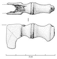 RSR-3011 - Rasoir à manche coulé
fer, bronze
Manche court, offrant deux protubérances moulurées permettant de caler les doigts contre une garde légèrement prolongée vers le bas.