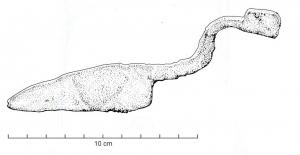 RSR-4010 - Rasoir
fer
Petite lame à tranchant droit et dos convexe. La soie, qui part du sommet de la lame est coudée en S et se termine par un épaississement.