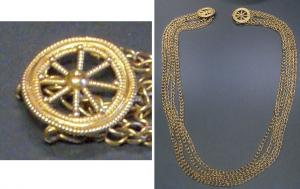 RUL-4001 - Rouelle
or
Rouelle en or, de type réaliste, à 8 rayons, jante large souvent marquée de granulations; le moyeu est indiqué et plein. L'objet peut être suspendu à l'aide d'une bande rapportée formant anneau : réutilisation ?