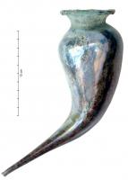 RYT-4001 - Rhyton Is. 73b
verre
Rhyton en forme de cône à base obliquement effilée, col étranglé (parfois avec un col plus ou moins allongé) et lèvre déversée.
