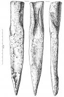 SAR-3002 - Soc d'araire de type Manching
fer
Soc allongé, comportant une pointe effilée ou arrondie (selon l'usure ?) et une  partie massive, prolongées par une douille à ailettes souvent non refermées.