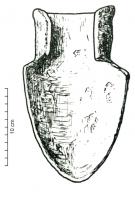 SAR-4001 - Soc d'araire
fer
Soc à large lame triangulaire, pointe en ogive ou arrondie selon l'usure, ou trapézoïdale, surmontée d'une douille incomplète aux ailettes souvent à peine refermées, mais entraînant souvent un décrochement avec la largeur de la lame. Des fenêtres de forme variable (circulaire, rectangulaire allongée..) peuvent exister en haut de la lame, juste avant le dispositif de fixation sur le sep; elles servent à maintenir au contact du soc le coutre qui vient éventuellement s'y superposer.