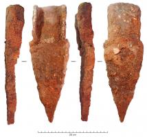 SAR-6002 - Soc d'araire
fer
Soc à lame triangulaire ou trapézoïdale, surmontée d'une douille incomplète aux ailettes souvent à peine refermées, mais entraînant un décrochement avec la largeur de la lame.