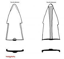 SAR-9002 - Soc d'araire
fer
Soc à large lame (pelle)  triangulaire, pointe en ogive ou arrondie selon l'usure, ou trapézoïdale, surmontée d'une douille incomplète aux ailettes souvent à peine refermées, mais entraînant souvent un décrochement avec la largeur de la lame et présentant une légère dissymétrie y compris dans l'usure de la pointe.