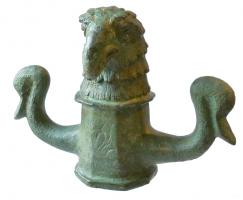 SCH-4005 - Suspension de caisse de char : aigle
bronze
Suspension de caisse de char constituée d'une robuste douille hexagonale, pourvue de deux crochets latéraux en forme de cols de cygne; sommet en forme de tête d'aigle.