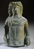 SCH-4006 - Suspension de caisse de char : Satyre
bronze
Suspension de caisse de char constituée d'une robuste douille en forme de buste humain, émergeant d'un fleuron; le corps juvénile, couvert d'un manteau jeté sur es épaules en sautoir, montre les traits classiques, élégamment encadrés d'une chevelure en petites mèches, qu'on donne généralementa aux jeunes Satyres; soua la main gauche, tête de Satyre hirsute;  sur la face arrière, robuste crochet anguleux en forme de doigt.