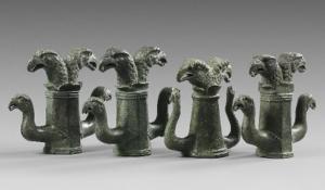 SCH-4009 - Suspension de caisse de char : aigles
bronze
Suspension de ciasse de char, constituée d'une douille à corps facetté, surmontée de deux têtes d'aigles adossées, avec près de la base de la pièce deux robustes crochets symétriquement opposés, également terminés par des têtes d'aigles.