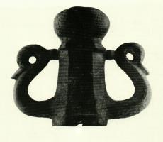SCH-4013 - Suspension de char : gaine à anneaux latéraux fermés
bronze
Douille en tronc de pyramide, de section carrée, hexagonale ou cylindrique, surmontée d'une calotte arrondie, en sphère aplatie ou en balustre. Deux anneaux latéraux, en cols de cygne ou de section semi-circulaire, forment des boucles rattachées à la partie supérieure de la douille.