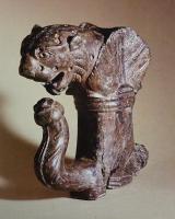 SCH-4021 - Suspension de caisse de char : lions
bronze
Suspension de ciasse de char, constituée d'une large douille de section octogonale, surmontée de deux têtes de lions adossées, avec près de la base de la pièce deux robustes crochets symétriquement opposés, ornées dans un style végétal.