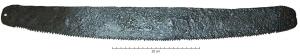 SCI-4002 - Scie à cadre
fer
Scie à lame rubannée, rectangulaire (pouvant être légèrement renflée au centre), rattachée à ses deux extrémités et tendue dans un cadre généralement équipé d'un système de tendeur (à corde par ex.); chaque extrémité de la lame est percée d'un trou de rivet.