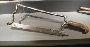 SCI-9002 - Scie à amputation
fer, os
Scie à armature métallique avec un manche en os ou corne rivé sur la soie et équipée d'une lame interchangeable.