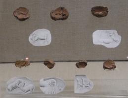 SCL-1001 - Sceau en argile
argile
Empreinte d'intaille, en argile, destinée à garantir à l'aide d'un sceau personnel un document ou un contenant.