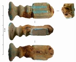 SCP-4006 - Groupe 2 - Manche de scalpel (?)fer, bronzeTPQ : -50 - TAQ : 1Manche de section rectangulaire massive, pour emmancher une partie en fer, prolongé par de fortes moulures. Lame triangulaire en fer, engagée en forme dans l'extrémité fendue du manche.