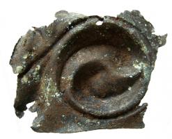 SEA-3005 - Cerclage de seau en alliage cuivreux
bronze
Les seaux en bois à cerclages métallliques peuvent être indifféremment ornés de cerclages en fer ou en alliage cuivreux. Les cerclages en alliages cuivreux se prêtent néanmoins plus à des décors plastiques réalisés au repoussé.