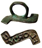 SIG-4013 - Signaculum en forme de S
bronze
Cachet coulé, avec au revers une forte bélière; la forme, originale, est celle d'un bandeau plat deux fois incurvé pour former une sorte de S; lettres rétrogrades en relief dans un cadre également en relief.