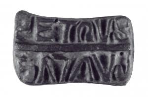 SIG-4016 - Signaculum
bronze
Signaculum nominal, sans cadre externe; forme rectangulaire aux angles parfois très arrondis ; inscription disposée sur deux ou trois lignes.