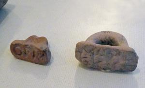 SIG-4024 - Signaculum en terre cuite
terre cuite
Sceau-matrice en terre cuite, avec une inscription en creux sur une ou deux lignes, et au revers une bélière ou une poignée pour la manipulation.