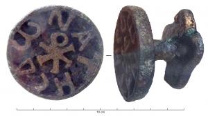 SIG-4026 - Signaculum circulaire
bronze
Cachet circulaire dont les lettres adoptent généralement une disposition circulaire, autour d'un élément central (croix, chrisme...) et parfois sur plusieurs couronnes concentriques ; listel sur le bord et parfois entre les registres inscrits.