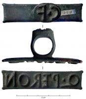 SIG-4029 - Signaculum rectangulaire allongé
bronze
Sceau-matrice comportant une plaque de forme rectangulaire, assez étroite (une seule ligne), avec ou sans cadre mais avec parfois des ergots dans les angles, ou des filets au-dessus et au-dessous du texte ; lettres en relief formant une inscription rétrograde destinée à être imprimée sur un matériau meuble; au revers, anneau de suspension comportant fréquemment un symbole ou les initiales du nom du propriétaire.