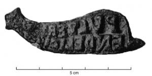 SIG-4035 - Signaculum en forme de dauphin
bronze
Cachet coulé, avec au revers une forte bélière; la forme, originale, est celle d'un dauphin, vers la droite ou vers la gauche selon les exemplaires ; lettres rétrogrades en relief dans un cadre également en relief.