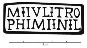 SIG-4066 - Empreinte antique de signaculum métallique sur couvercle d'amphore : M IVLI TROPHIMI N L
terre cuite
Empreinte antique de signaculum métallique sur couvercle d'amphore : dans un cadre, M (hed.) IVLI (hed.) / TRO / PHIMI (hed.) N (hed.) L.