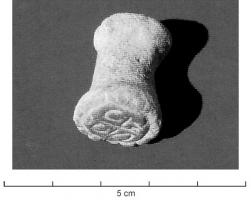 SIG-5001 - Matrice en terre cuiteterre cuiteTPQ : 500 - TAQ : 700Matrice massive, en forme de bobine, dont une extrémité circulaire est creusée de reliefs afin de pouvoir imprimer un motif sur une surface meuble, ou à l'aide d'une matière colorante.