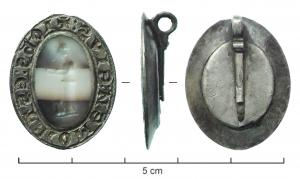 SIG-6002 - Sceau à intailleargentTPQ : 1150 - TAQ : 1250Sceau-matrice consistant en une intaille entourée d'une large platine inscrite ; anneau de suspension.