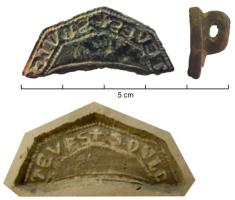 SIG-7001 - Matrice de sceaubronzeTPQ : 1200 - TAQ : 1300Matrice de sceau hexagonale en forme d'écu à arc brisé, la suspension étant placée au revers sous la forme d'un anneau coulé perpendiculaire. La matrice comporte généralement des armes entourées d'une legende en lettres gothiques : S[igillum]... etc.