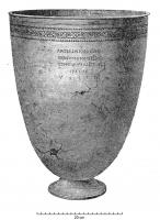 SIT-3005 - Situle campaniforme à deux anses
bronze
Situle haute et profonde, dont la panse présente un profil continu du fond annulaire à la lèvre verticale, éventuellement pourvue d'une légère moulure (profil