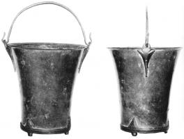 SIT-4013 - Situle de type Vaengegaard (Eggers 36)
bronze
Situle tronconique (forme de 'kalathos'), aux parois obliques et légèrement convaves. L'anse mobile est fixée à deux attaches triangulaires coulées, épaisses et surmontées d'un anneau, aux bords concaves.