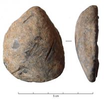 SIT-4016 - Situle
bronze, plomb
Situle comportant trois supports en plomb, fixés par brasure, en forme de coquillage : ces supports sont effectivement coulés dans un test de lamellibranche.