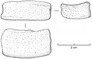 SIT-4019 - Support de situle
plomb
Support parallélépipédique en plomb pour situle en bronze, en général un peu arqué, comportant une face plane (traces de brasure) alors que la face opposée montre des traces de chocs, usure et écrasements.