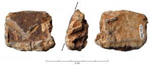 SIT-4021 - Support en tronc de prisme triangulaire
plomb sur fer
Support en tronc de prisme triangulaire, pour vase en fer (empreinte rectangulaire, sur un plan oblique par rapport au plan de pose).