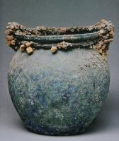 SIT-4043 - Situle ovoïde type Östland, var. Juellinge b
bronze, fer
Situle bitronconique, à carène adoucie et lèvre déversée (bord redressé vers le haut); une anse mobile s'articule sur d'un cerclage en fer (exceptionnellement en bronze) enserrant le col.
Pour les situles de type Östland, var. Juellinge équipées d'attaches rivetées en fer voir SIT-4023